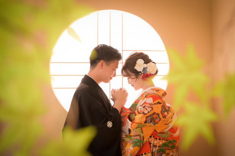 手を取り合って