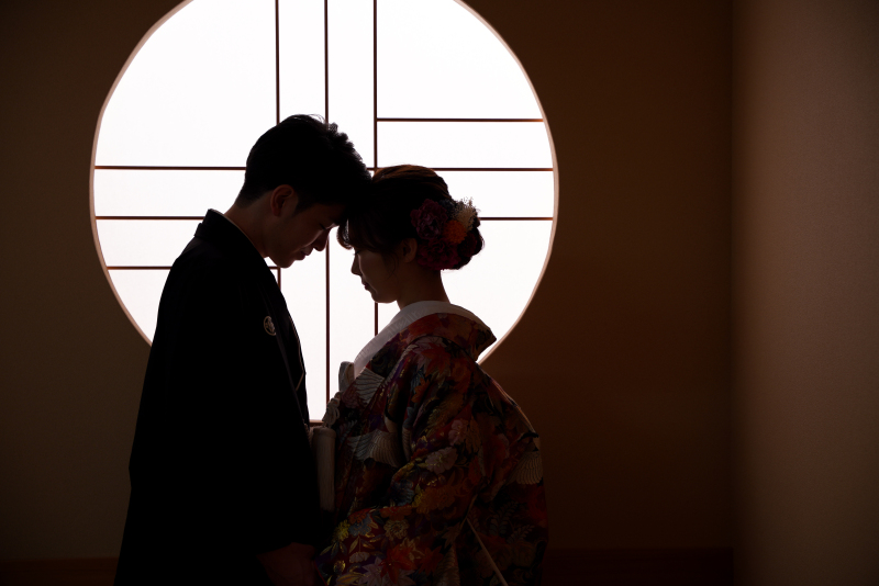 丸窓の前で♡