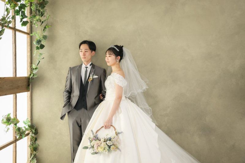 【8月～9月限定】洋装新郎1点＋新婦2点｜ロケーション＋スタジオ｜データ、美容、衣装、小物付き