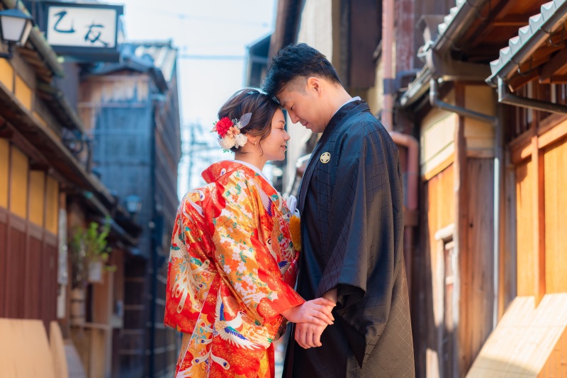 祇園白川の小路でおでこコッツン