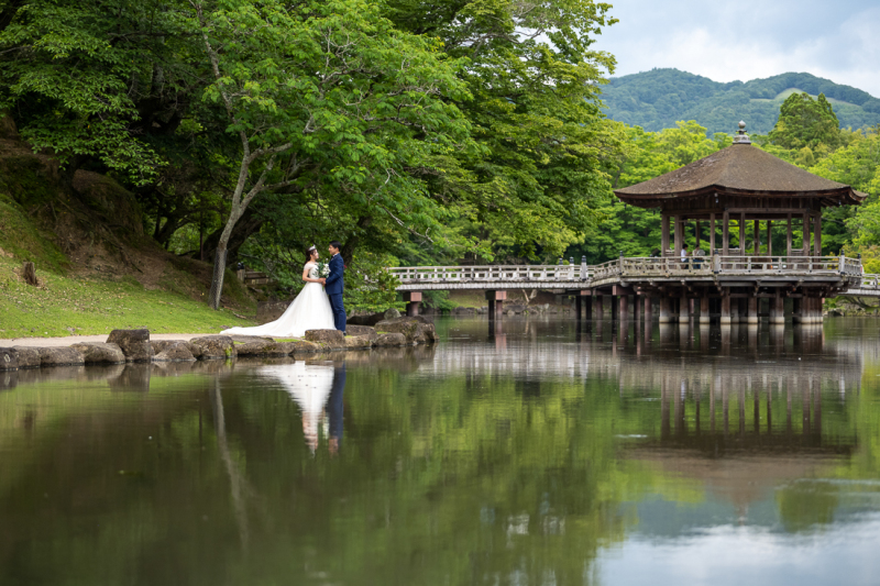 水面にお二人を映して