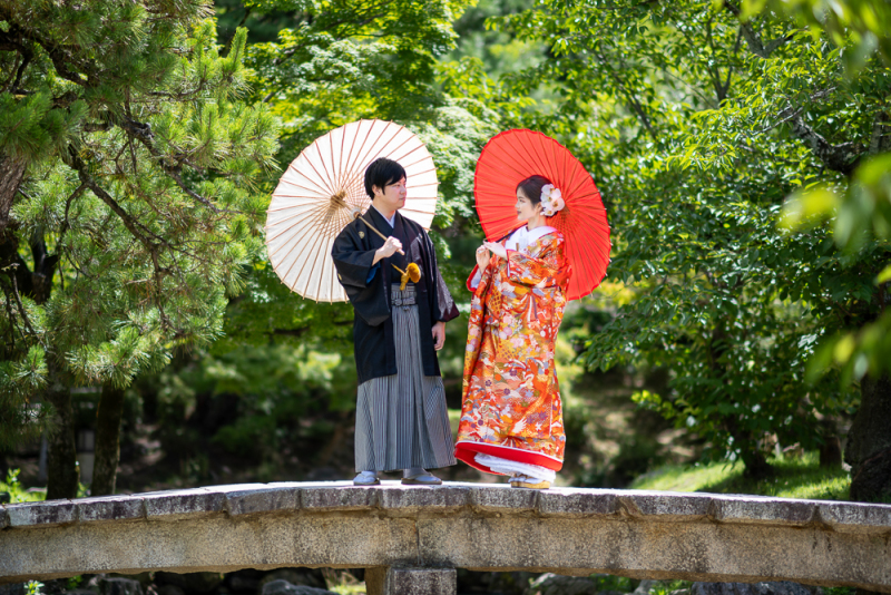 橋の上で