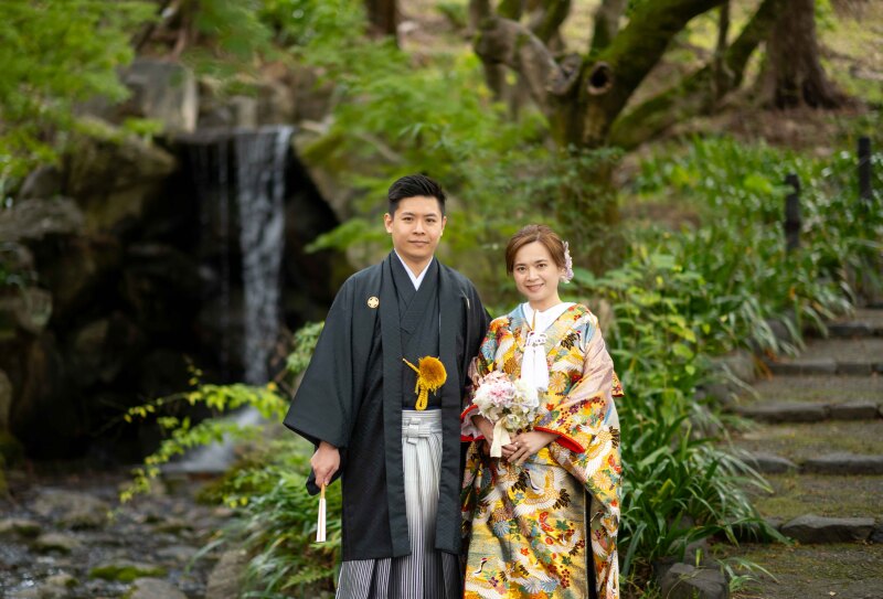 日本庭園の滝の前で