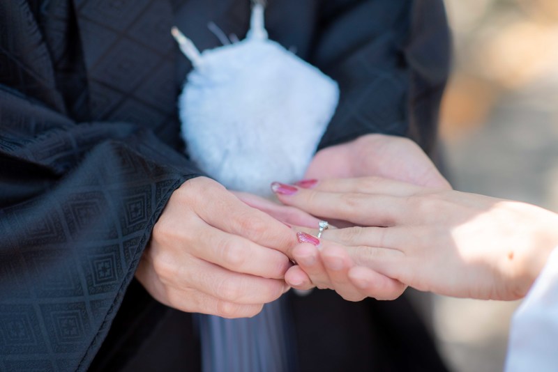 指輪をつけるシン