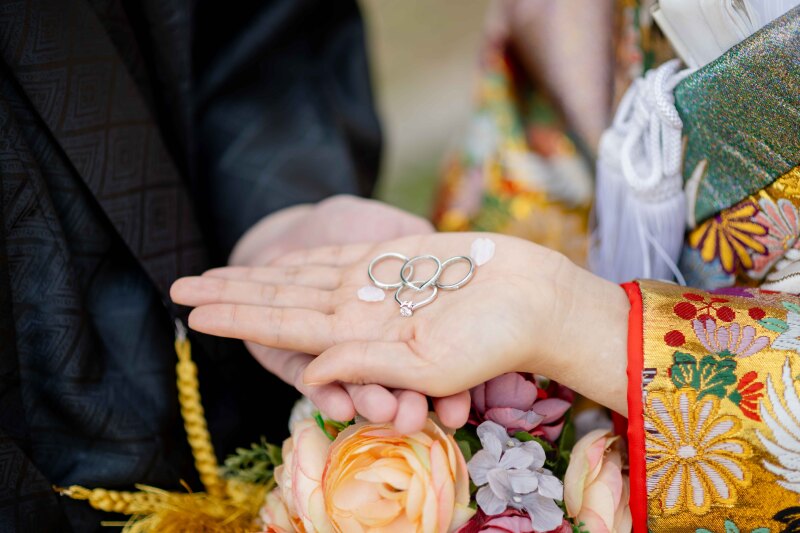 指輪を乗せ手元ショット