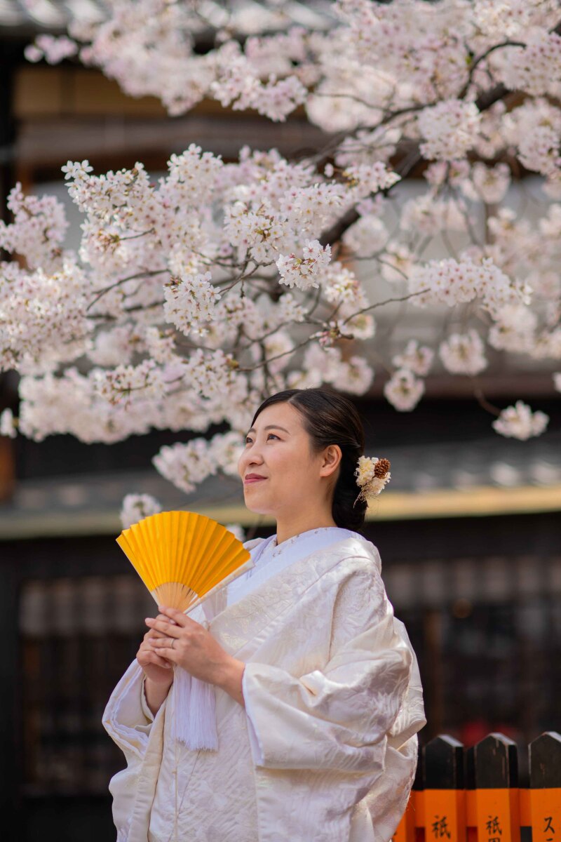 祇園白川の桜の前で