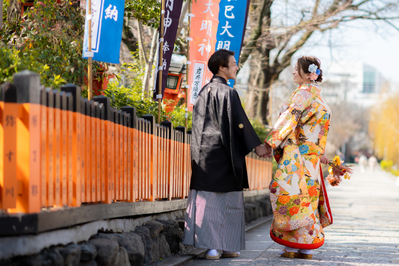 赤い柵のそばで散歩
