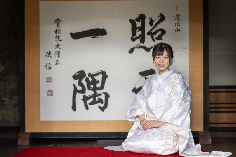 衝立の前で新婦様ソロ