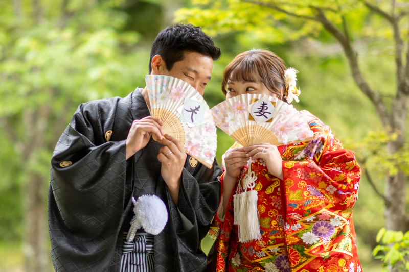 夫婦扇子でひそひそ話