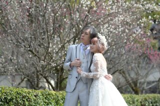 2月は梅花を背景に