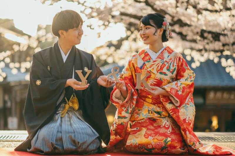 イニシャルを手に正座シーン