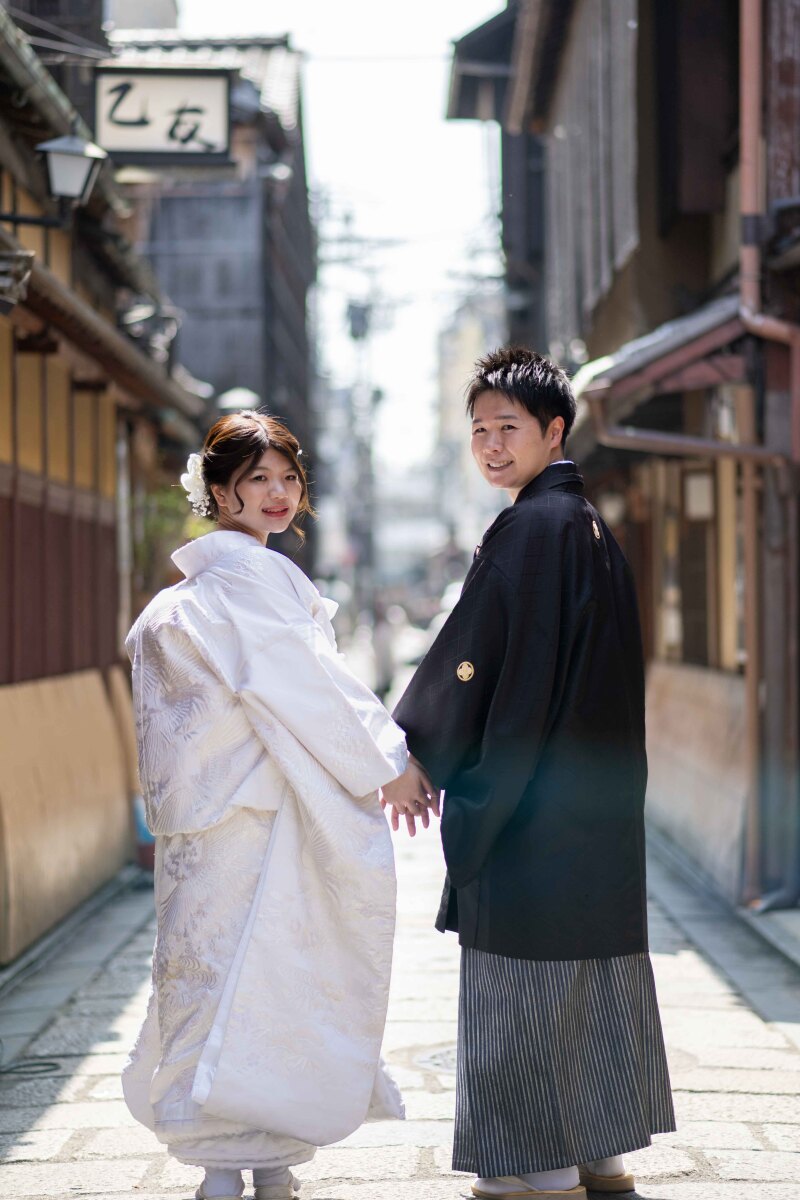 石畳の小路で振り向きシーン