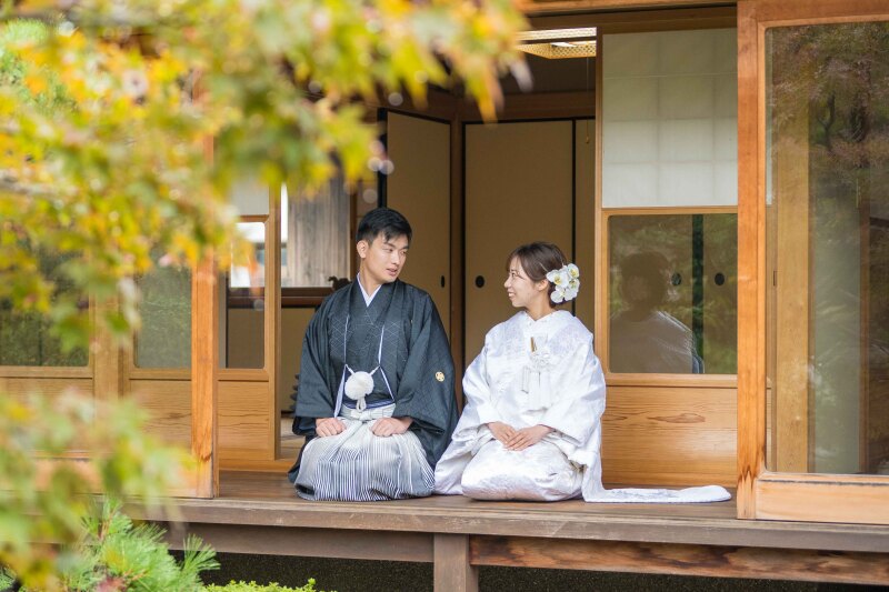 縁側で仲睦まじく