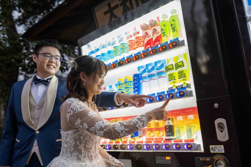 自動販売機の前で