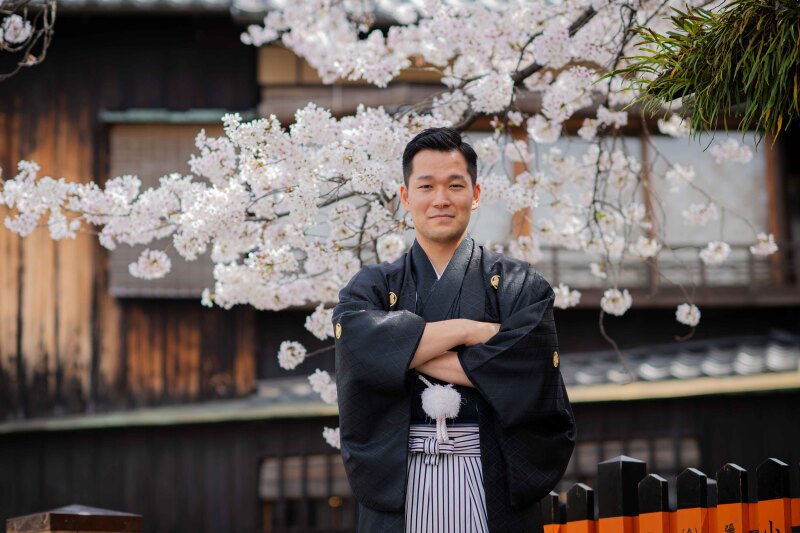 町家と桜を背景に