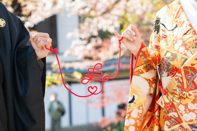 「寿」赤い糸を持っての手元ショット