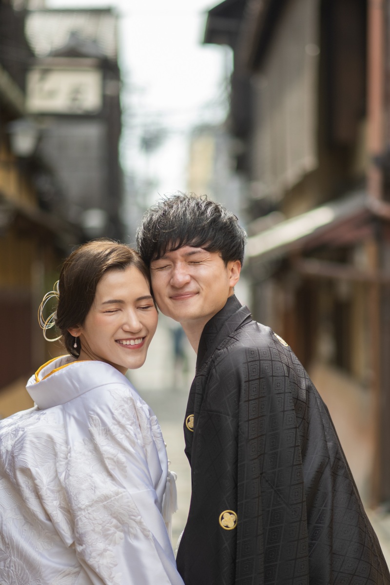 お店に戻る途中の小路での振り向きシーン