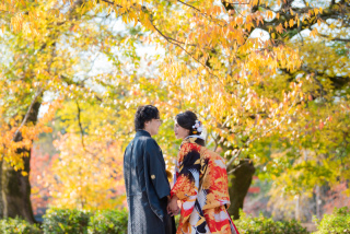 スタイリッシュな色打掛がお似合いの新婦様と名カメラマンの新郎様