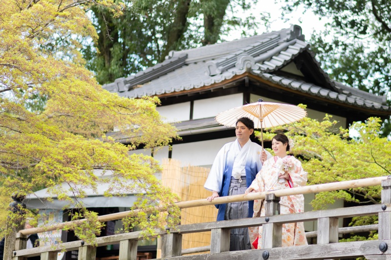 浮見堂前の橋の上で