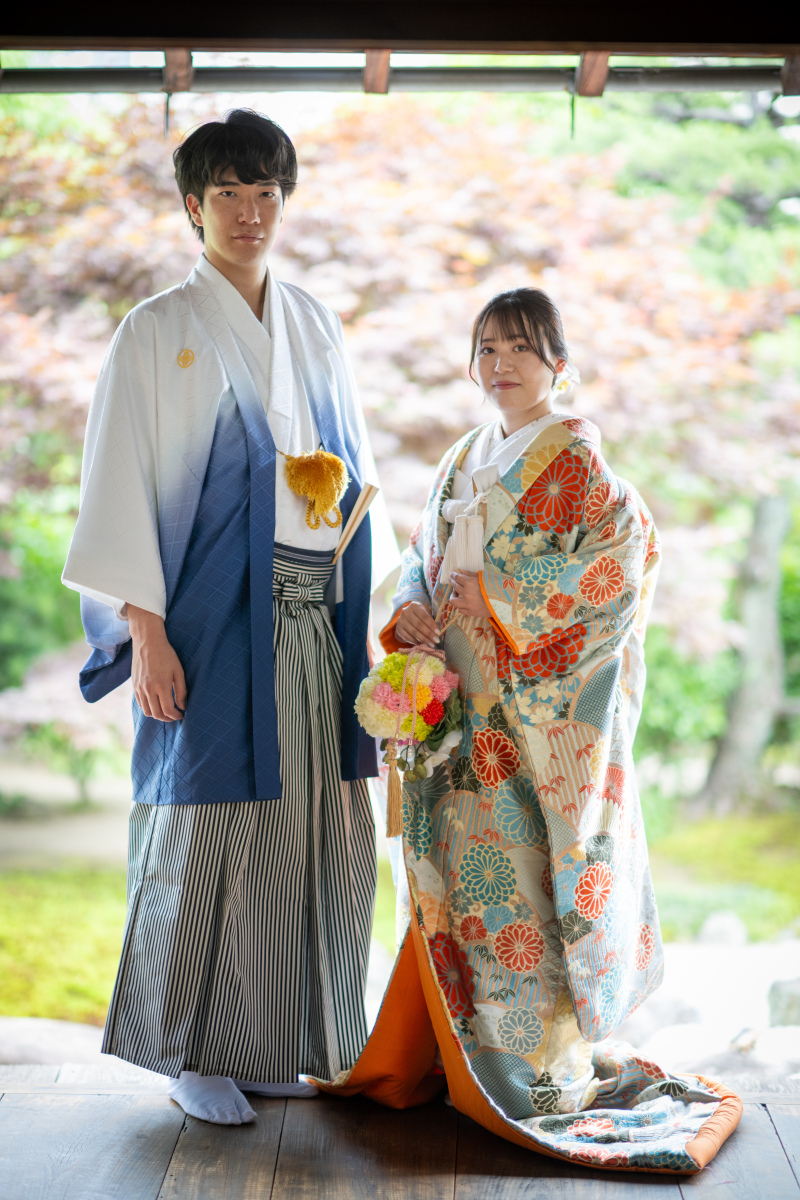 身長195cmの新郎様、寺院の屋根に頭が