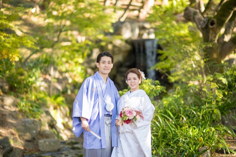 日本庭園の滝の前でのショット