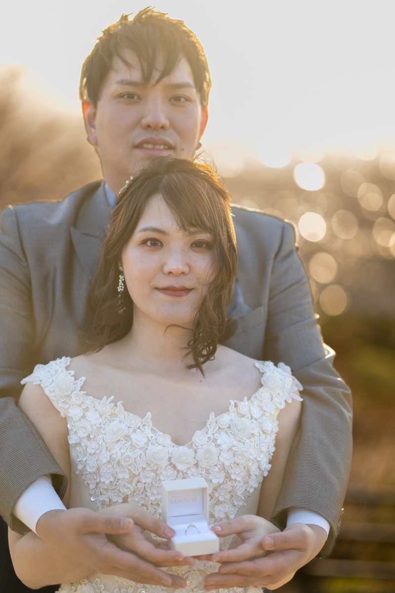 素敵な婚約指輪と新婦様をうしろからハグ