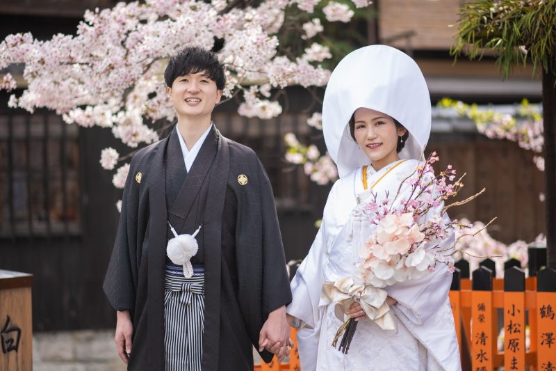 祇園白川で桜を背景に