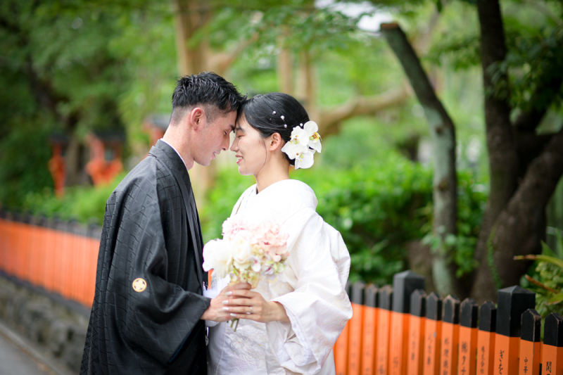 おでこを合わせ