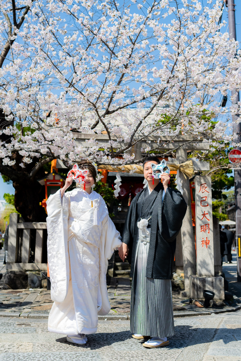 神社の前で