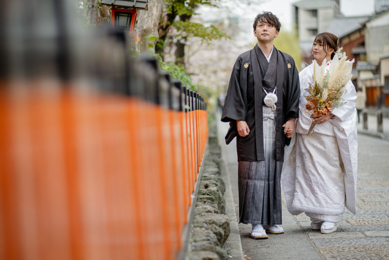 朱色の柵沿いに