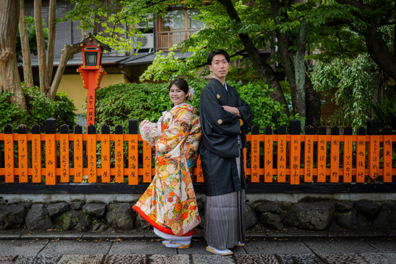 赤い柵と背中合わせ