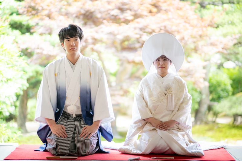 お庭を背景に正座のシーンを