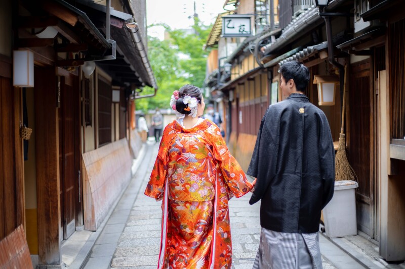 仲良く手をつないで