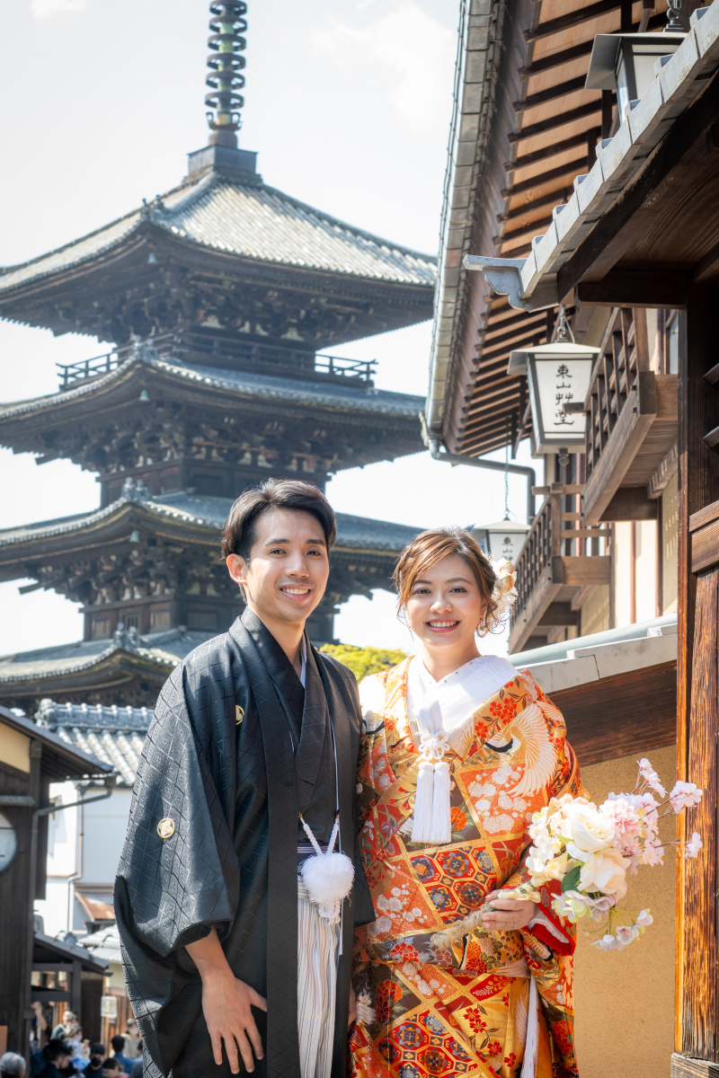 桜シーズンのため、八坂の塔付近は多くの人が