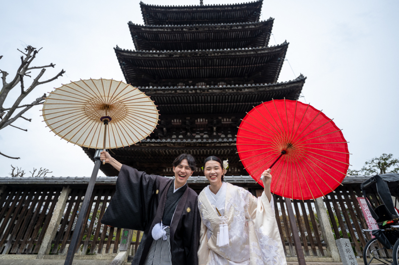 八坂の塔の下で