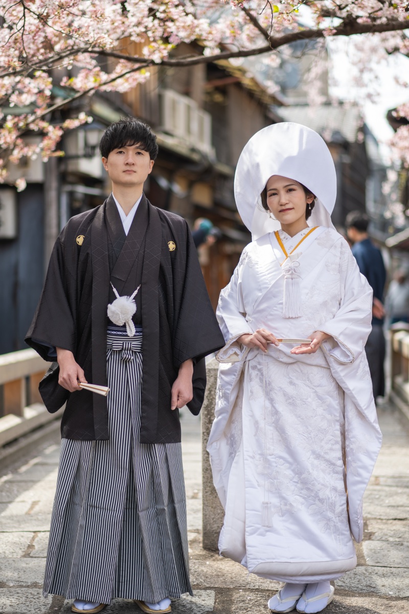 綿帽子を付け、店の直ぐ側の辰巳橋で