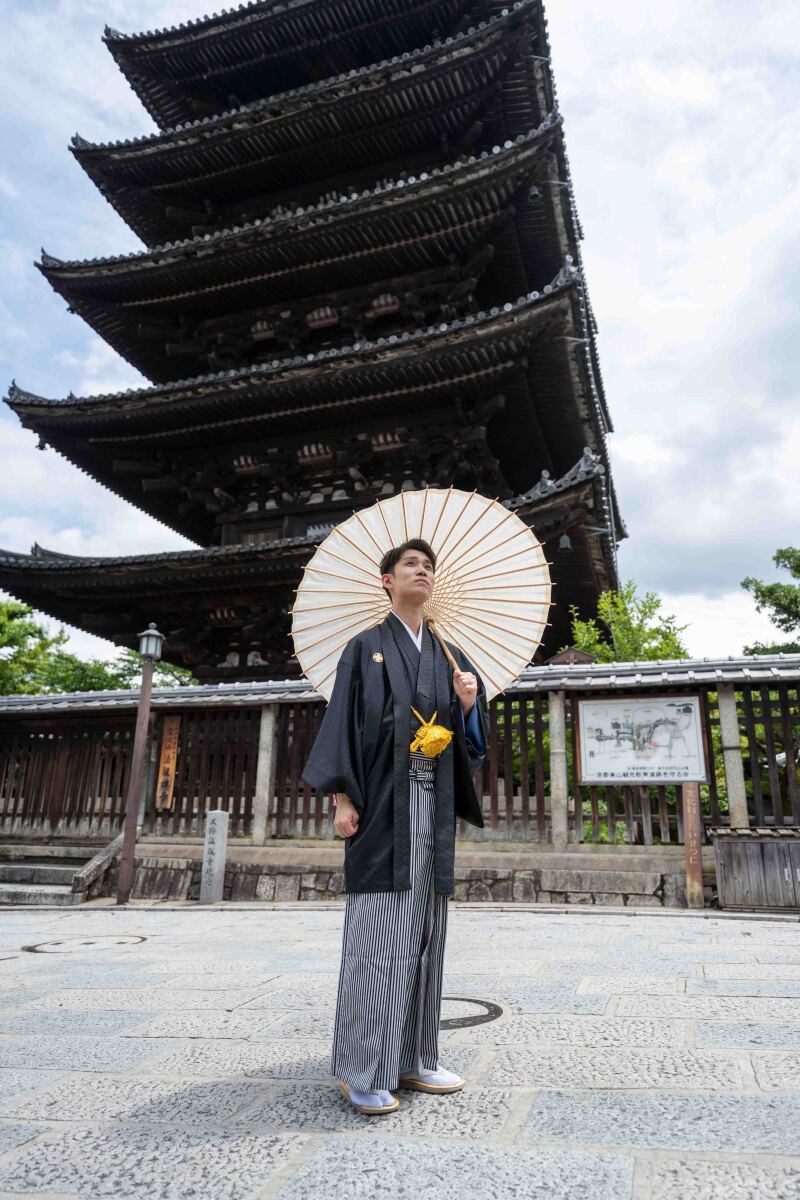 八坂の塔の前で、新郎様にキメていただきました