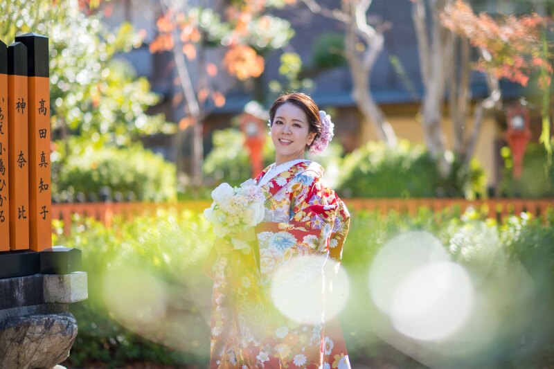 芸能の神様を祭った辰巳大明神前でソロショット
