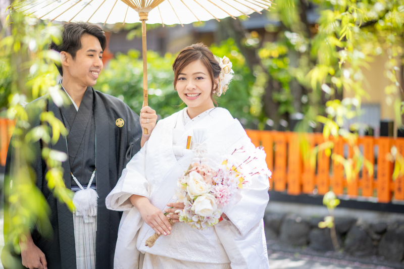 お店の直ぐ側の祇園白川の柳で