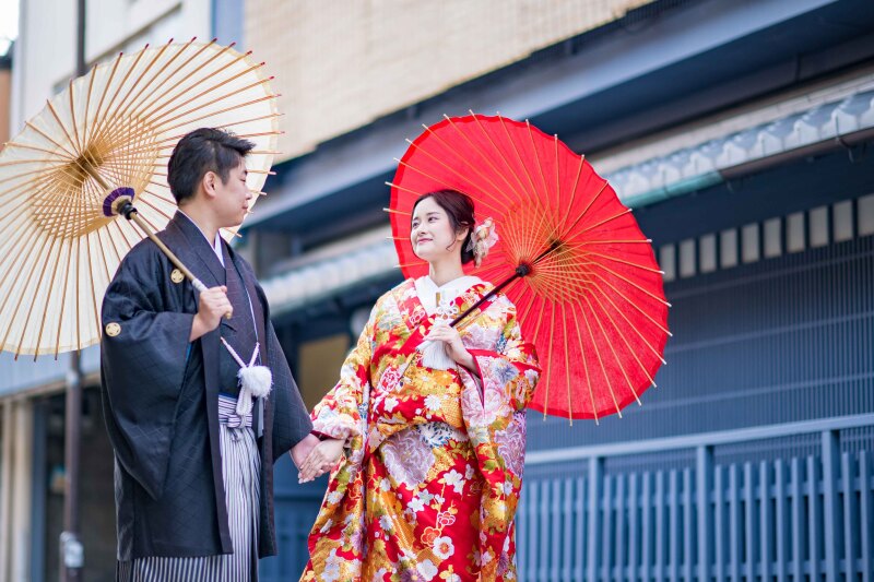 和傘をさし、見つめ合ったお二人♪