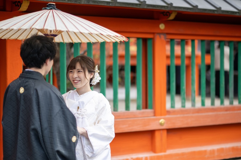 朱色の壁の前で