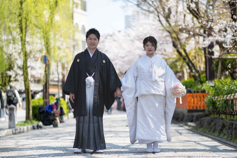 祇園白川の道の真ん中で