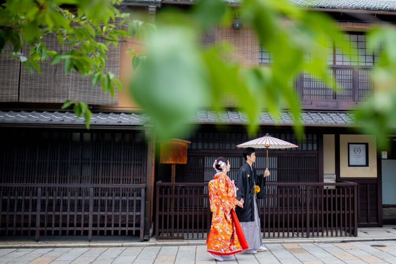 手を取り合って