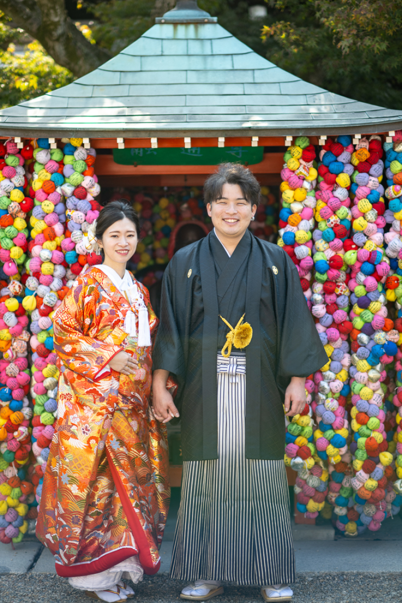 カラフルなボールの前で