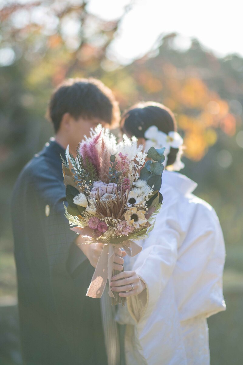 ブーケで顔隠す