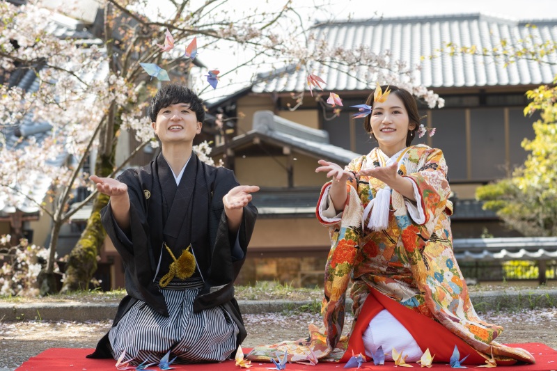 正座シーンで折り鶴を舞て