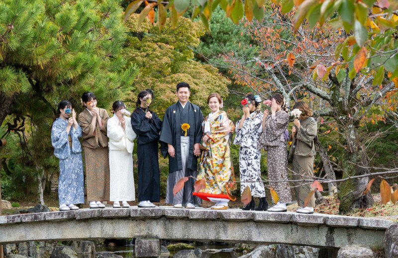 お客様と若い女の子達とのサプライズショット