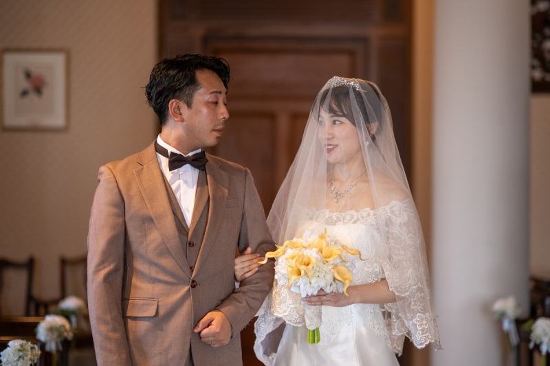 バージンロードを歩むおふたり