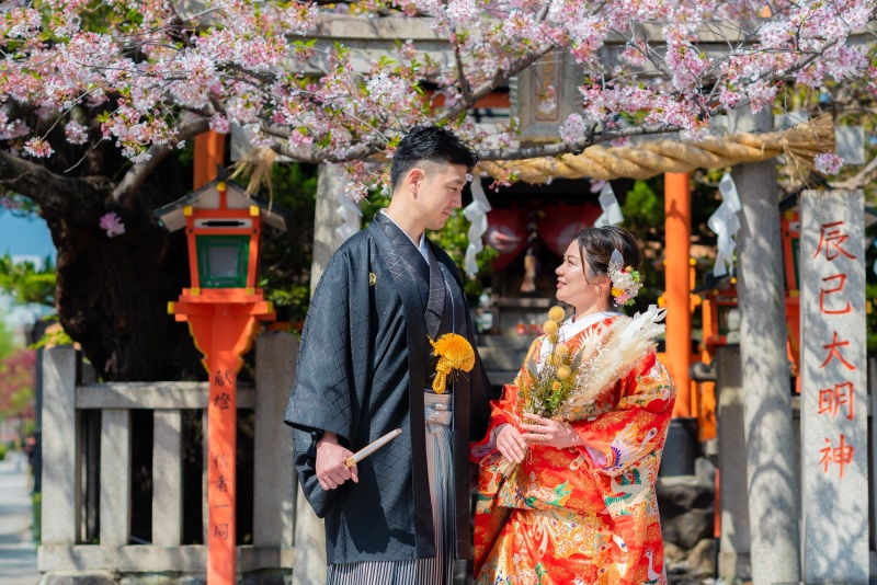 辰己神社の鳥居前で