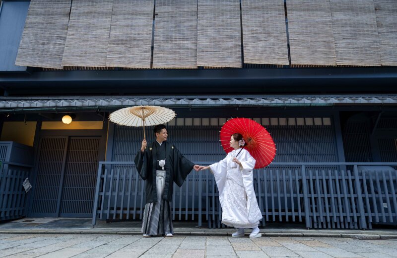 町家の格子の前で